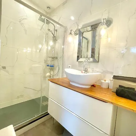Gorgeous 5 Bedroom Parisian Hotel