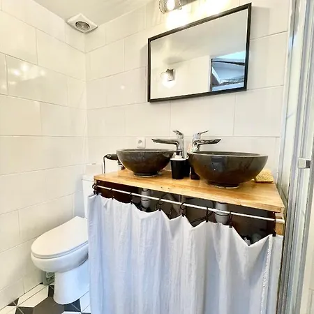 Gorgeous 5 Bedroom Parisian Hotel *
