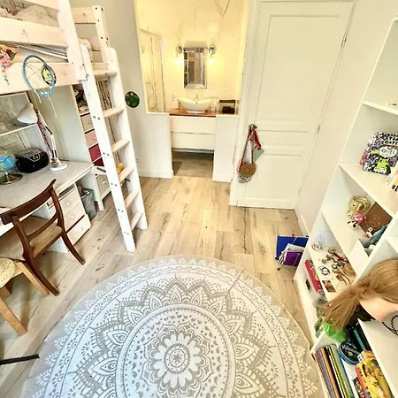 Gorgeous 5 Bedroom Parisian Hotel *